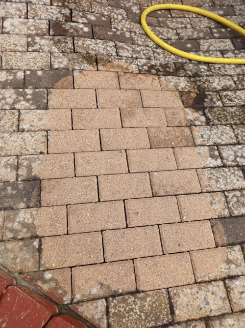 Terrassenfläche während der Steinreinigung