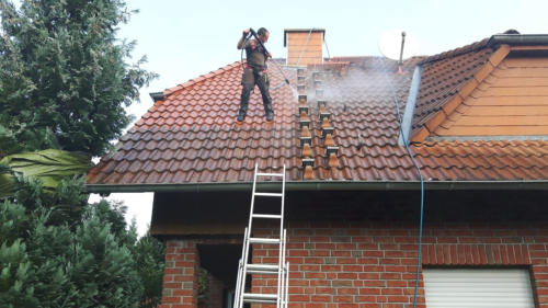 Dachreinigung im Einsatz auf einem Wohnhaus