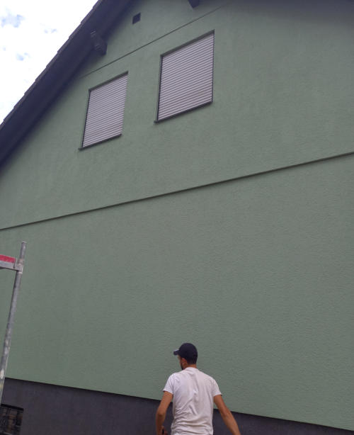 Fertig gestrichene Fassade in Grün