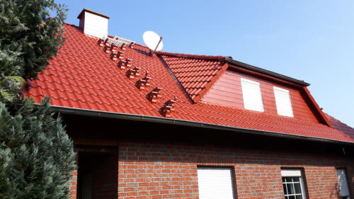 Frisch beschichtetes rotes Ziegeldach