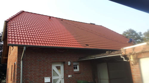 Gereinigtes Ziegeldach eines Wohnhauses